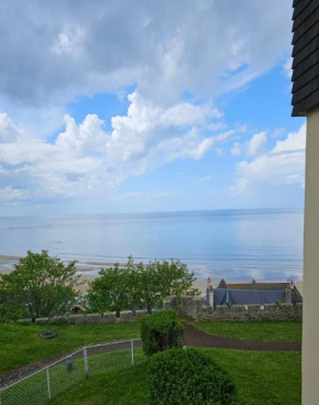 Bright apartment with sea view